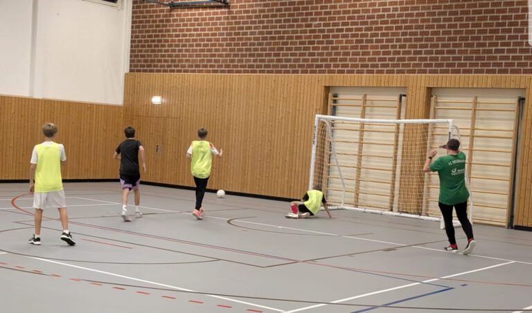 Jugendtraining in der Halle mit einem der neuen Hallentore (3 × 2 m)