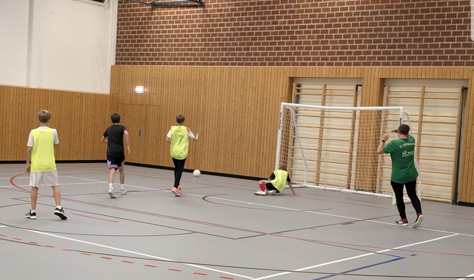 Jugendtraining in der Halle mit einem der neuen Hallentore (3 × 2 m)